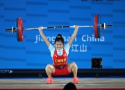 举重亚锦赛：赵金红包揽女子45公斤级三项冠军 打破抓举世界纪录
